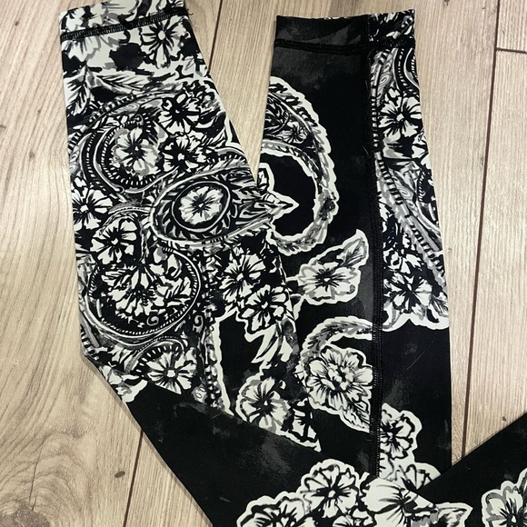 lululemon athletica Black and White Floral Leggings - Picture 4 of 12